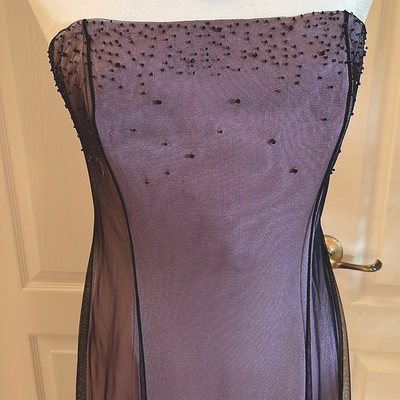Adrianna Papell Lavender & Black Strapless Evening Gown; Size 6. - Picture 3 of 6